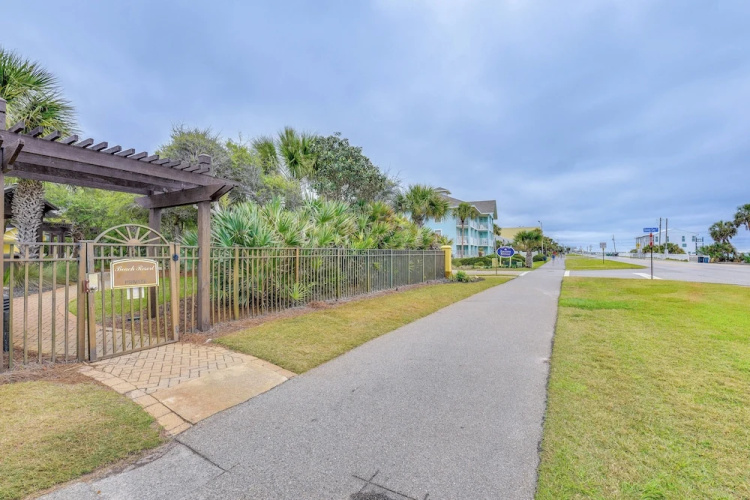 Cozy Miramar Beach Condo w/ Pools & Beach Access!
