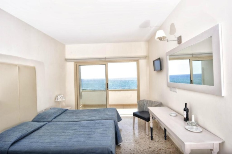 Twin room with sea view