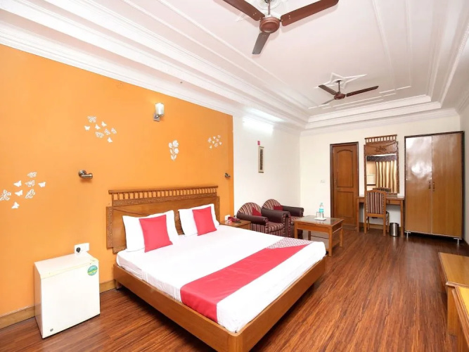 OYO 16376 Hotel Paras