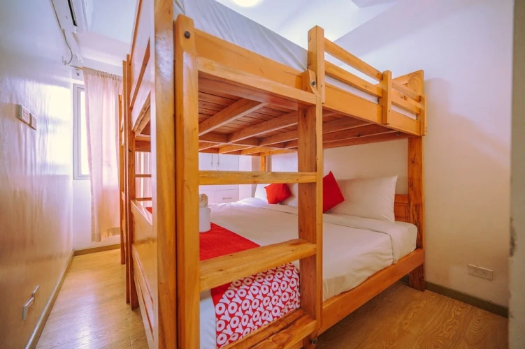 2 Bedrooms Standard Family room with city view