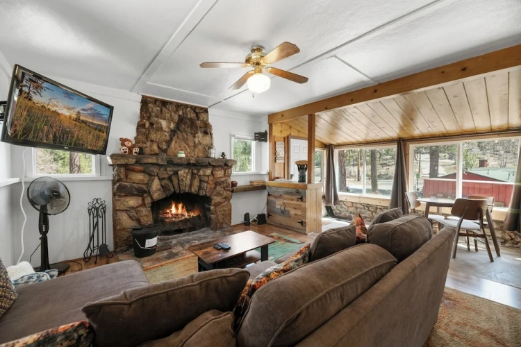 2 Bedrooms Standard room with mountain view
