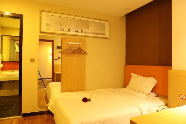 Standard Twin room with street view