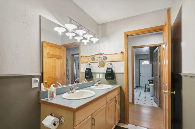 Single Tree Cottage - Walk to Downtown Chama!