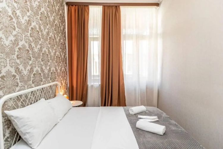 Cozy 2BR apt w Balcony on Aghmashenebeli ave