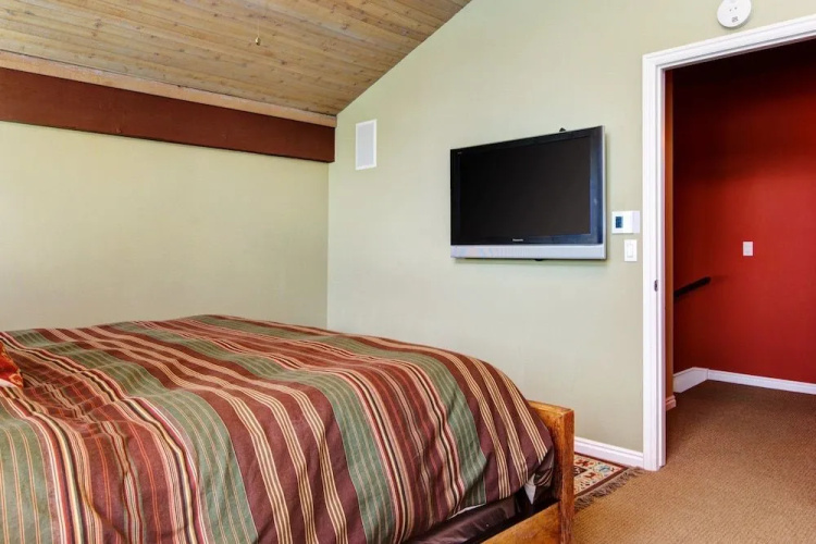 3BR 4BA Motherlode 4 Townhome by RedAwning