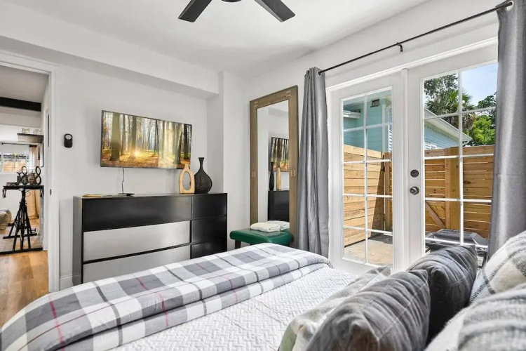 Renovated Bungalow With Work Space Kitchen Patio