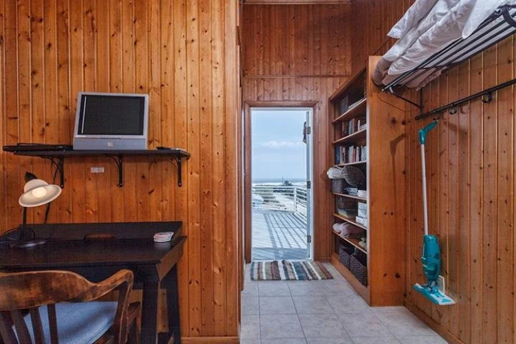 A Luna Sea 3 Br home by RedAwning