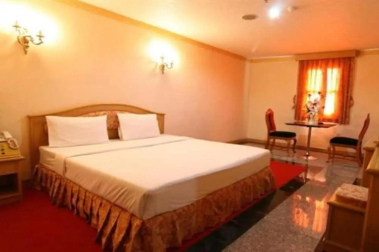 13 Coins Ngamwongwan Hotel