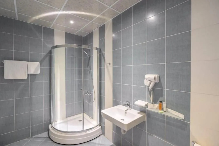 Adeo Hotel