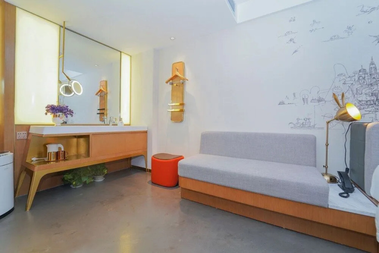 No. 8 Art Hotel