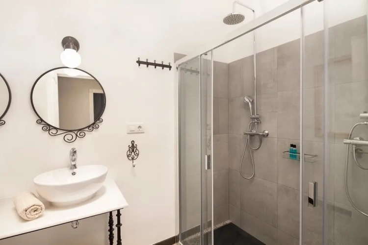 3 Bedrooms Apartment