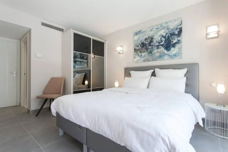 Carlton Area: New 2 Beds / 2 Baths