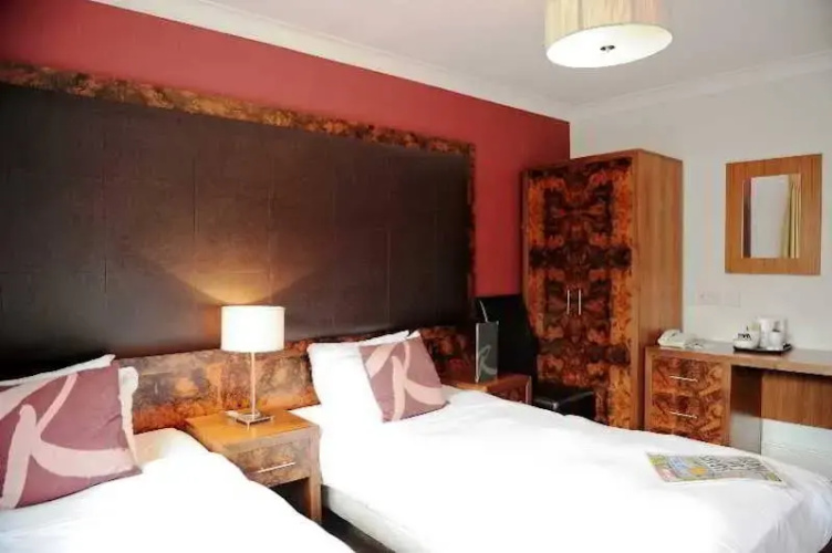 Raglan Hotel