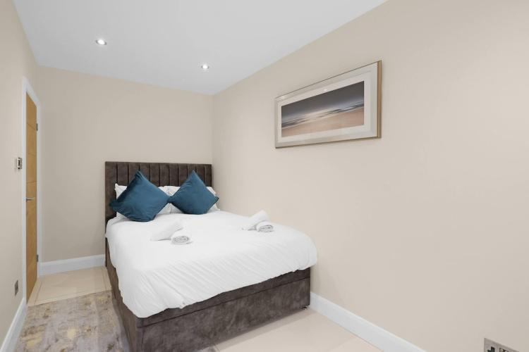 Modern Comfort 2-Bedroom, 2-Bathroom House