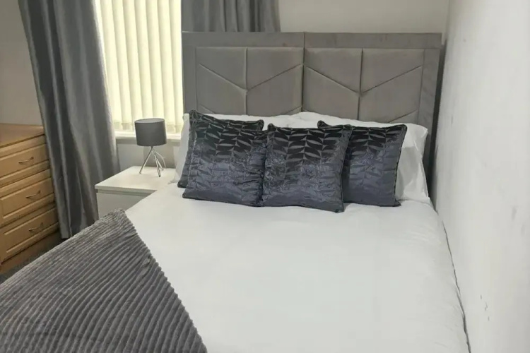 4br-sleeps10-garden-freeparking