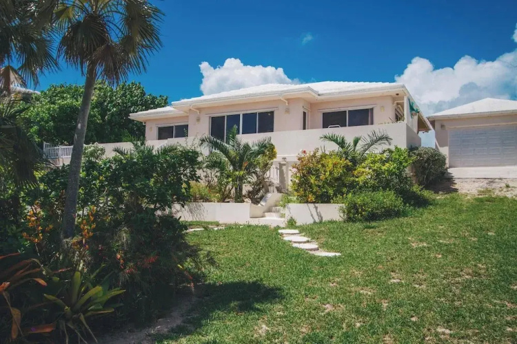 Flipper'S Haven: Tropical Retreat