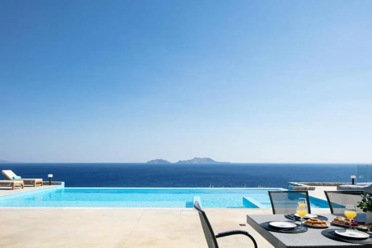 Seafront elegant villa, with infinity pool & devine views!