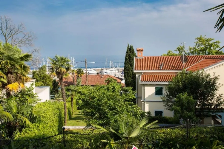 Apartment with sea view