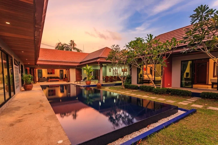 5 Bedrooms Villa
