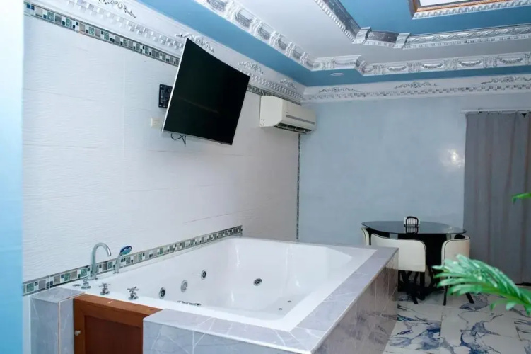 Hotel pool city