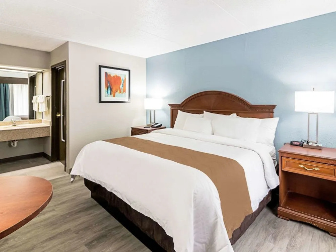 Farragut Inn & Suites