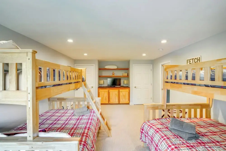 Mtn & Foliage Views: Modern Mount Snow Stay!
