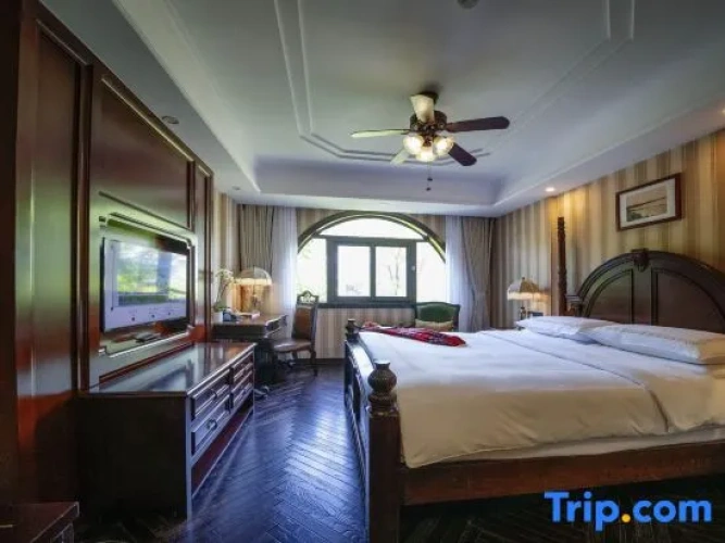 Suite with lake view
