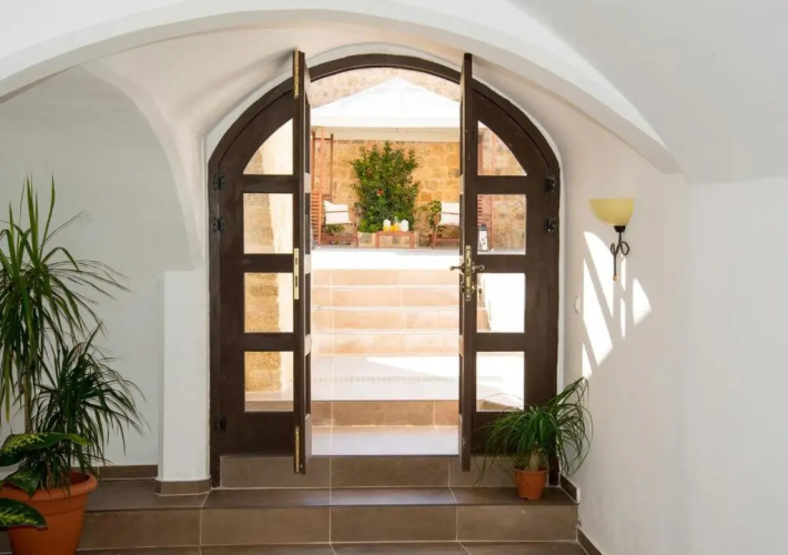 Villa Leon - Private courtyard serenity