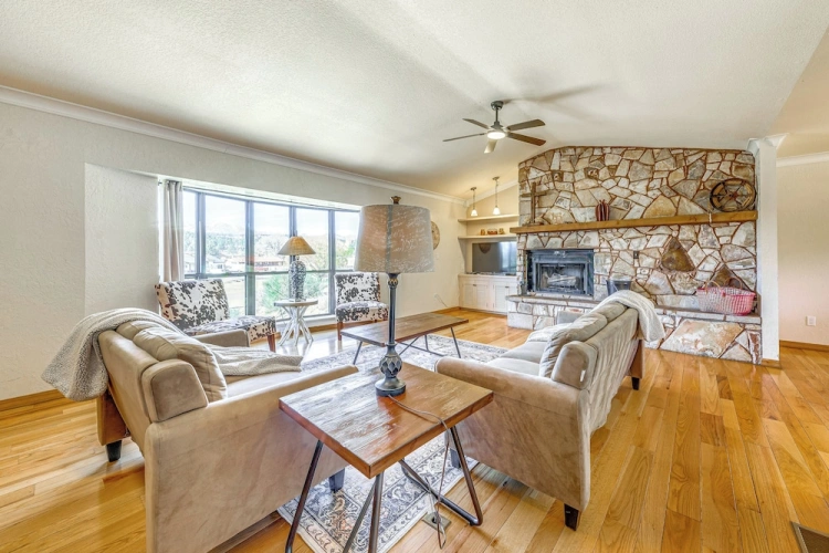 5 Bedrooms Cottage