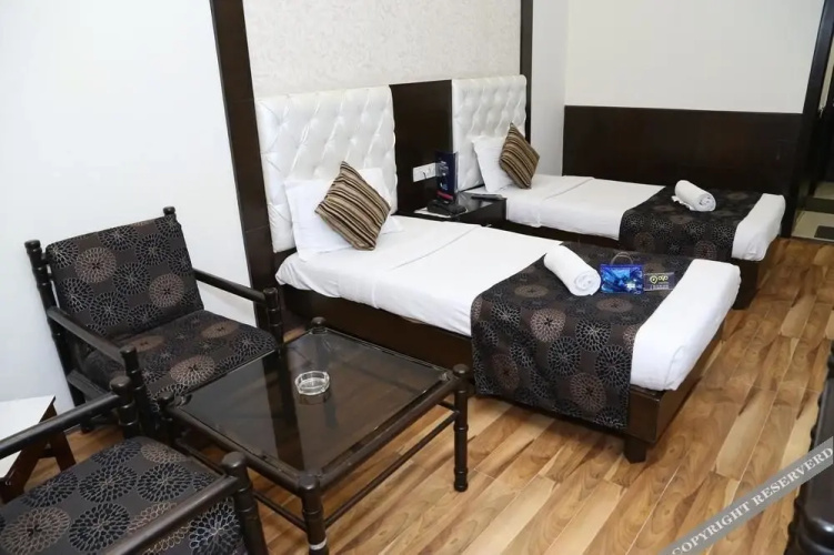 OYO 1832 Hotel Parbhat Inn