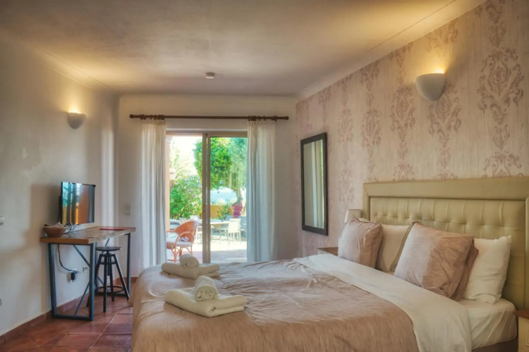 Moonshine Guest House with private studios and private cottage