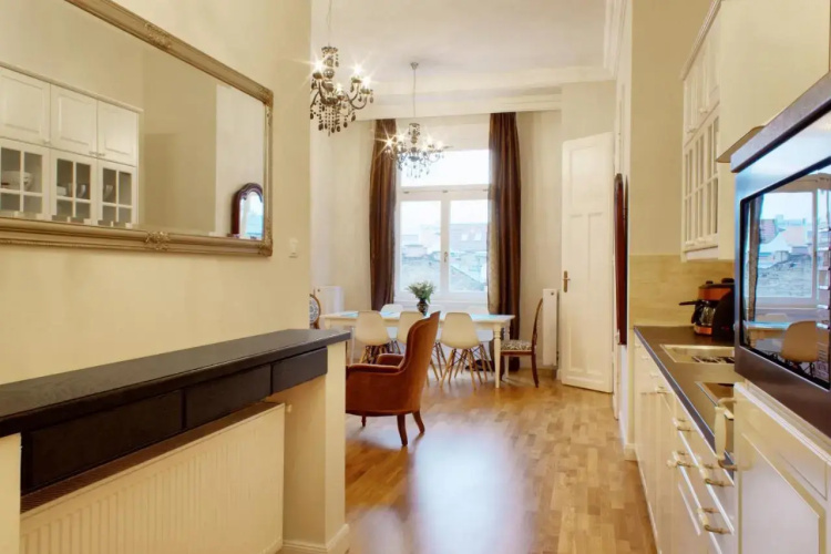 4BR , 3BHR with AC at the OPERA