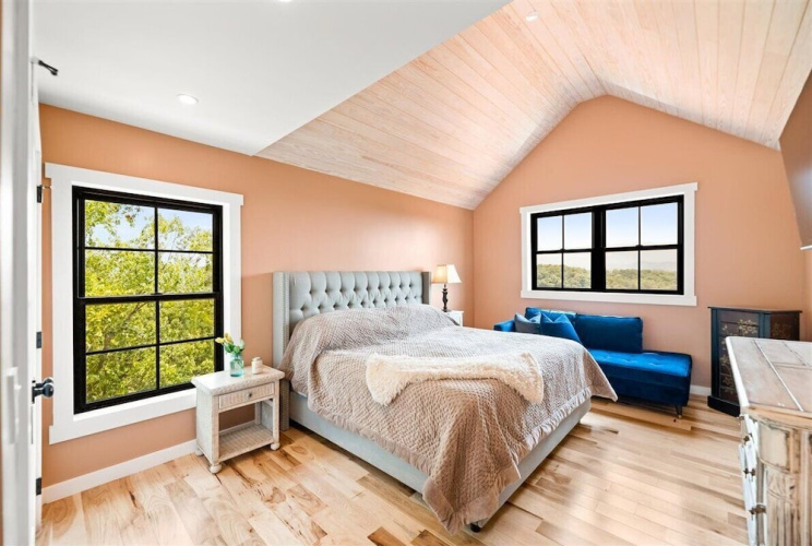 Eagles Nest 5 Bdrm Lake Front Home