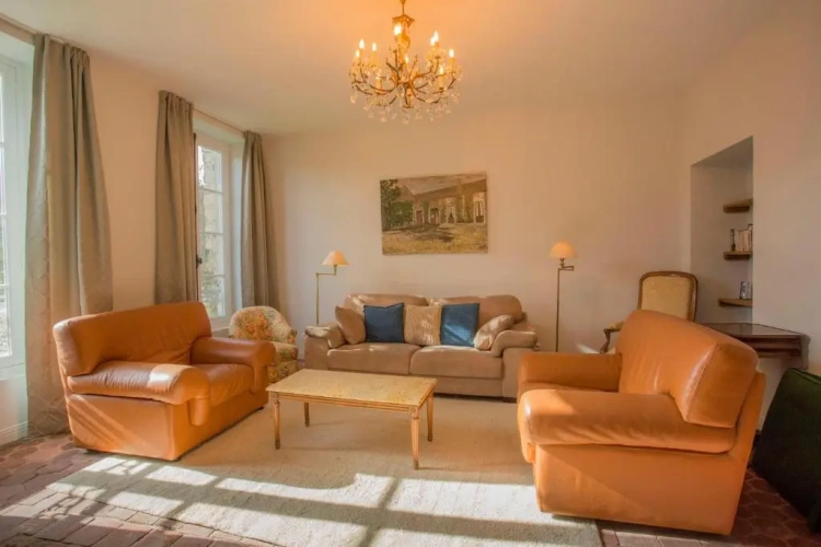 5 Bedrooms Cottage