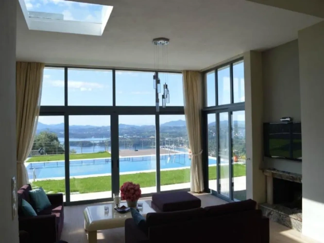5 Bedrooms Villa