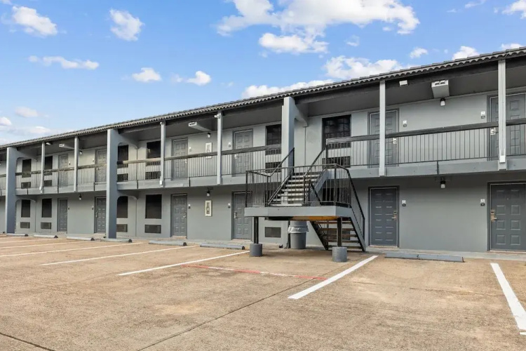 Days Inn & Suites By Wyndham Texas City - Galveston, TX