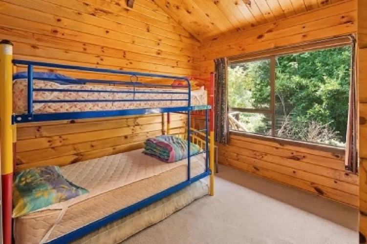 16 Chalet Cres