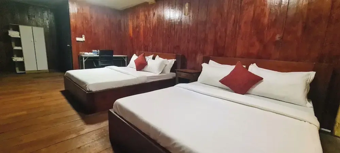 Standard Quadruple room with canal view