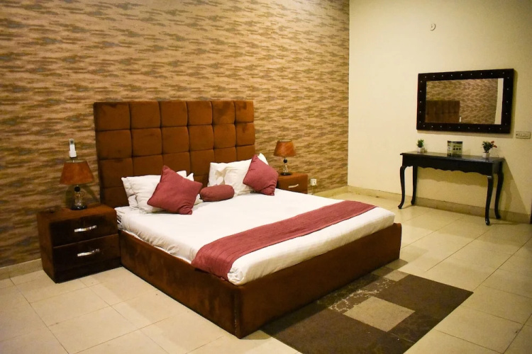 Grand One Hotel Faisal Town