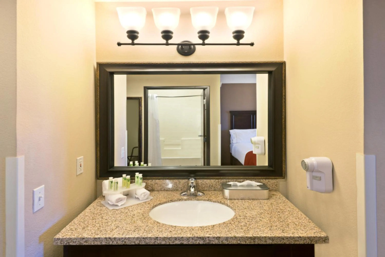 Holiday Inn Express Show Low by IHG