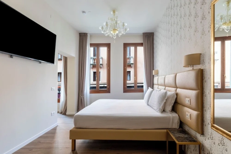 Standard room with canal view