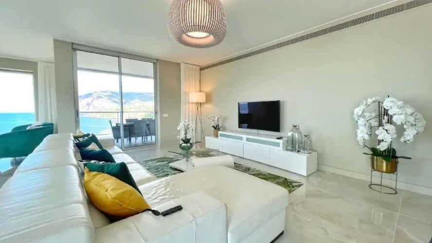 Lux Apartment first row