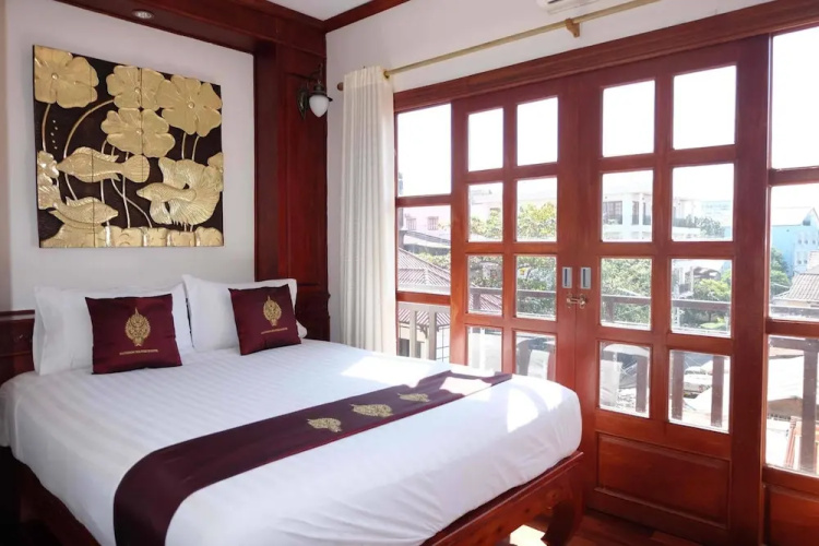 Manorom Classy Hotel