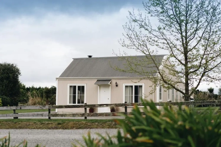 4 Bedrooms Cottage