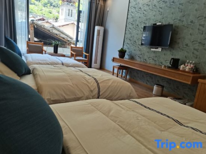 Standard Triple room with view