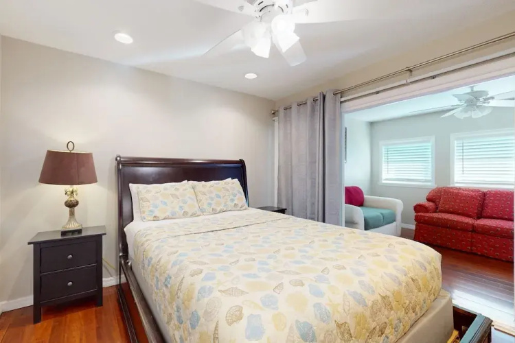 Ocean Paradise Bright Home With Spacious Deck, Beach Access, Central AC & Wifi