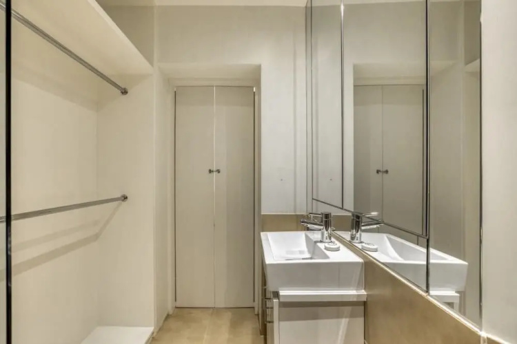 Spacious 2bed/2bath Apt, 5mins to Victoria St
