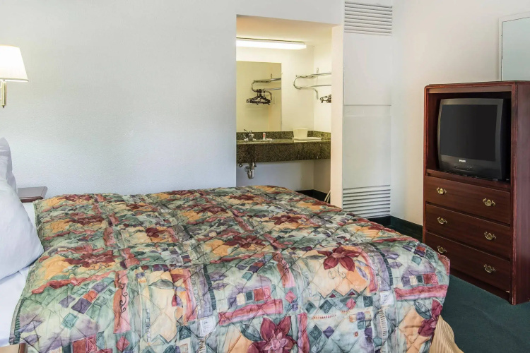 Econo Lodge Inn & Suites Spokane