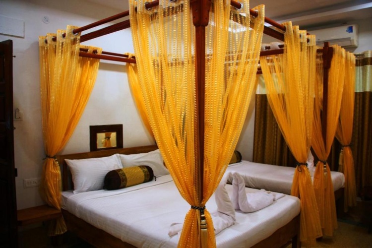 Standard Triple room