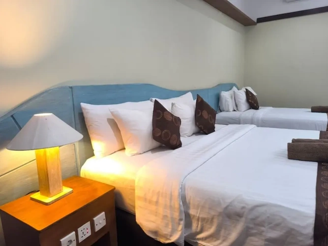 Deluxe Triple room with pool view